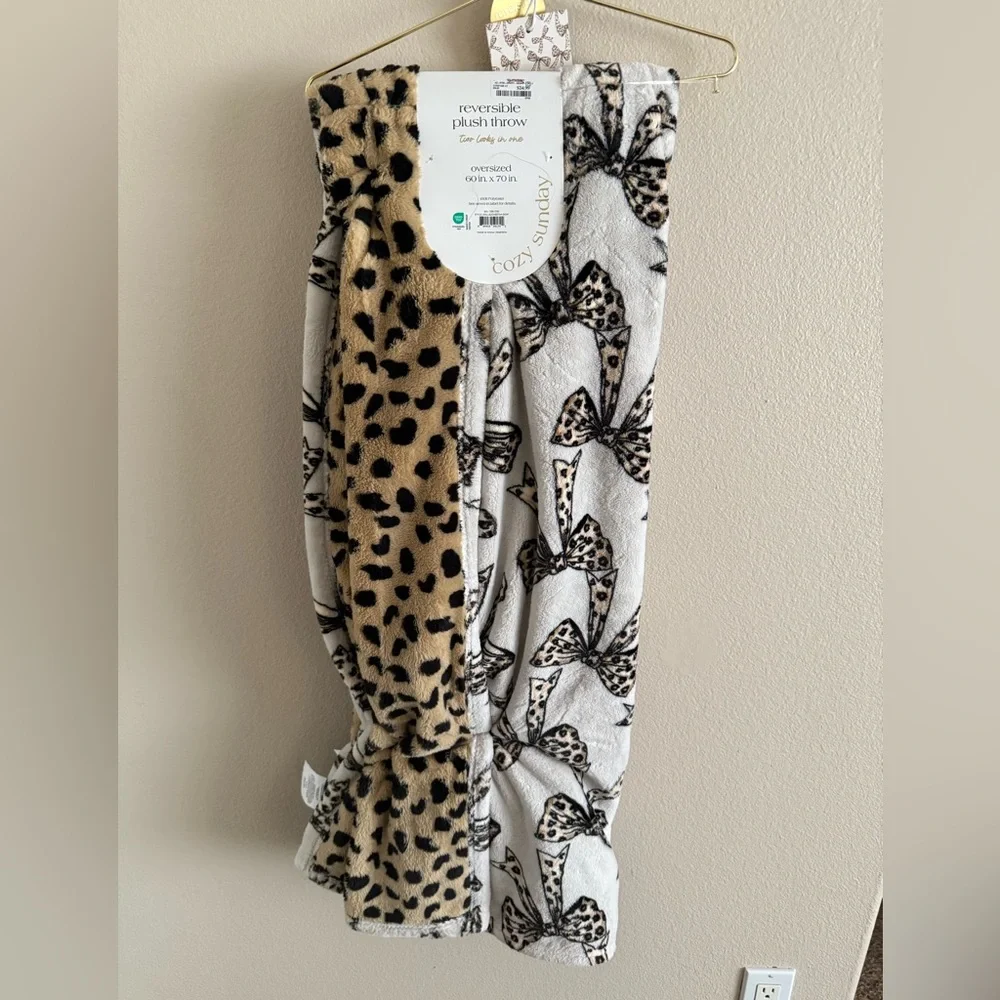 Cozy Sunday Leopard Bow Oversized 60x70 Reversible Throw Blanket NWT
